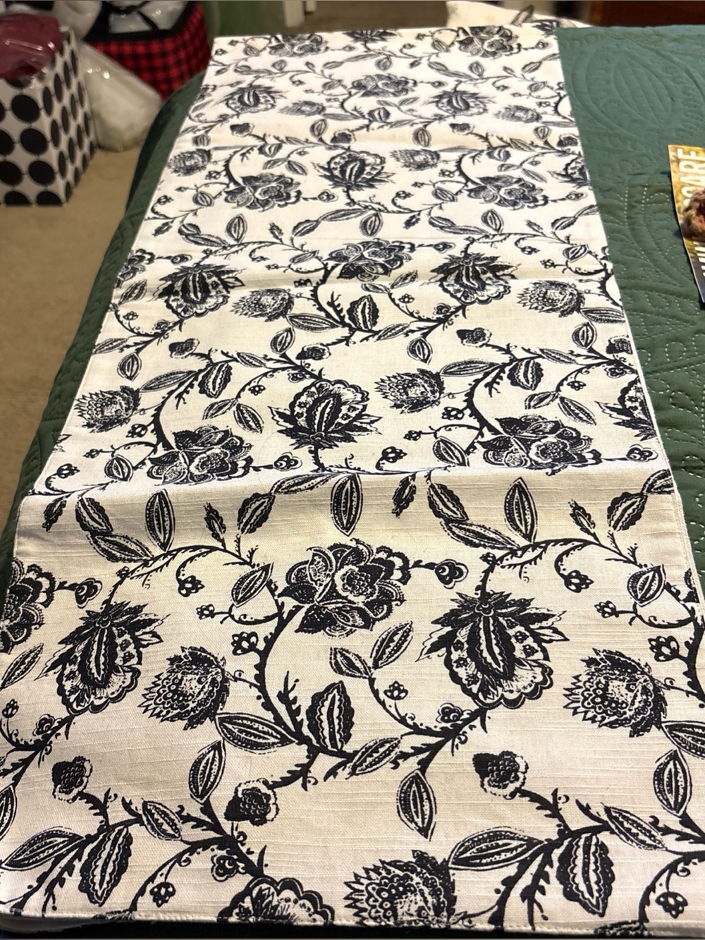 Southern Living Elegant White/Black Toile Table Runner